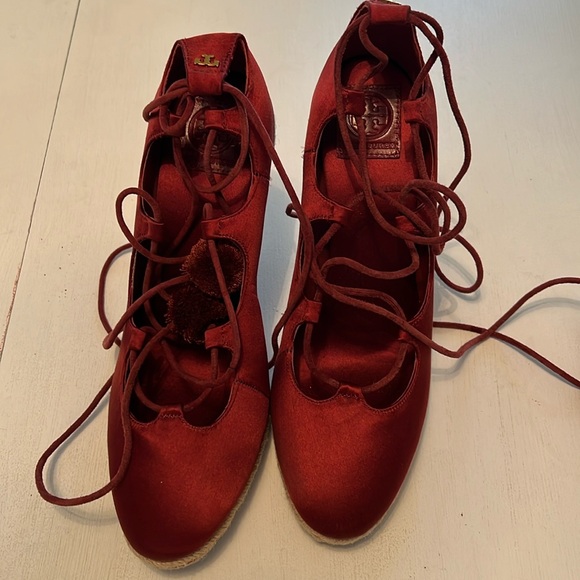 Tory Burch Red Pompom-embellished Lace-up Satin Wedge Espadrilles Merlot 10 - Picture 2 of 11
